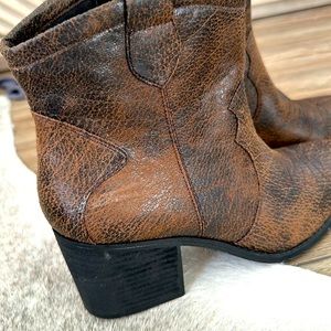 Dirty Laundry - Boots - EUC